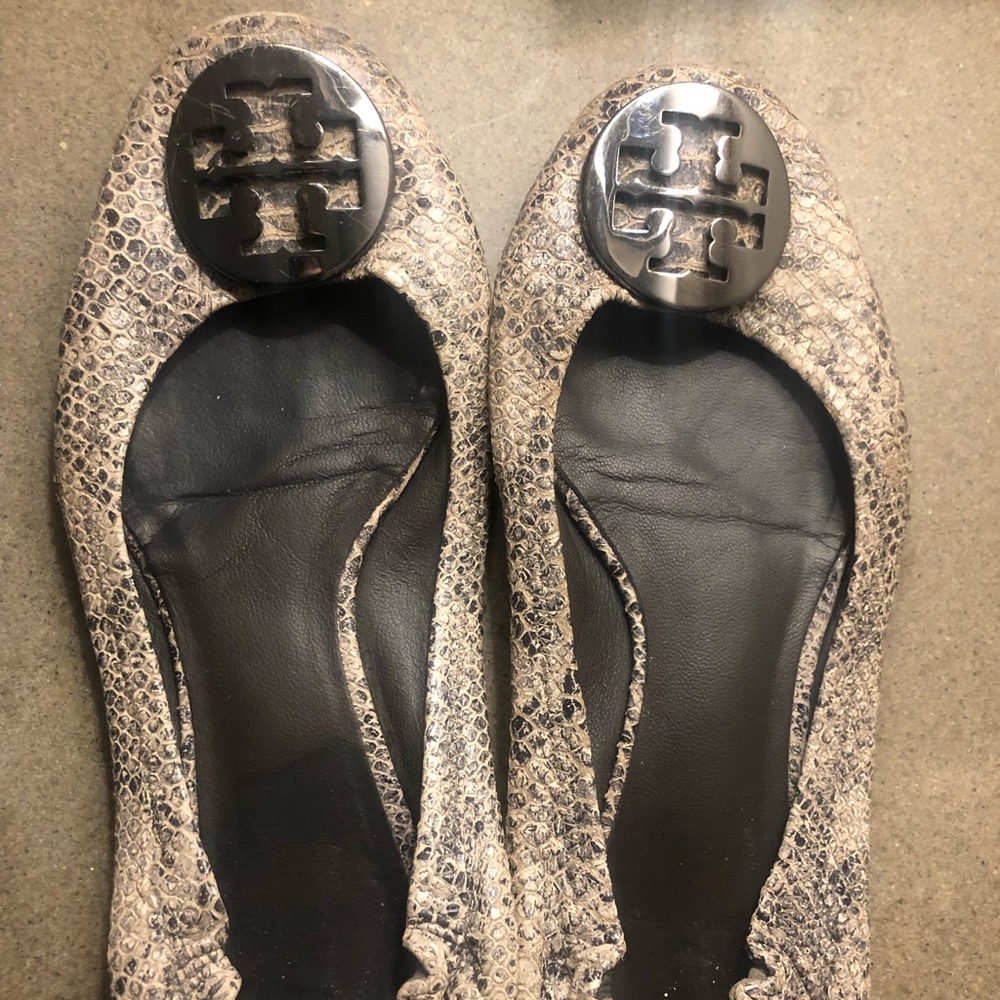 Tory Burch Size 7 Snakeskin Flats